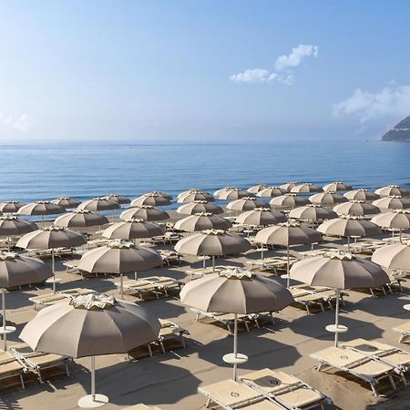 Grand Hotel Spiaggia อาลัสซิโอ ภายนอก รูปภาพ