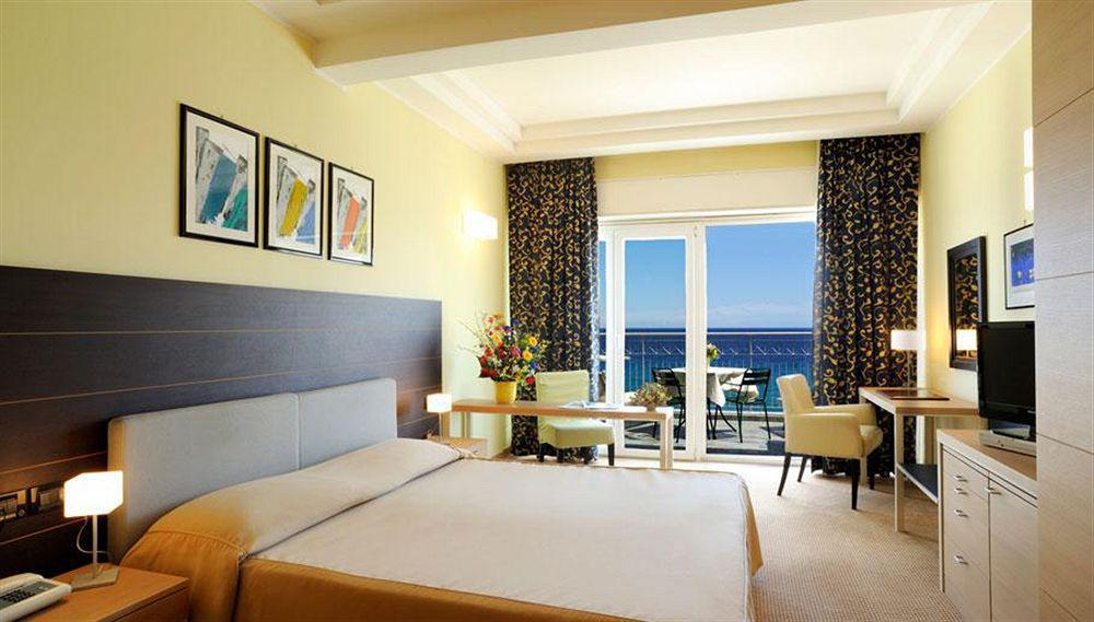 Grand Hotel Spiaggia อาลัสซิโอ ภายนอก รูปภาพ