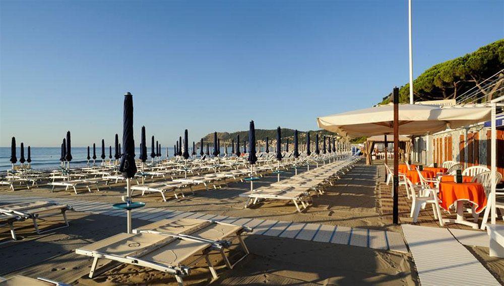Grand Hotel Spiaggia อาลัสซิโอ ภายนอก รูปภาพ