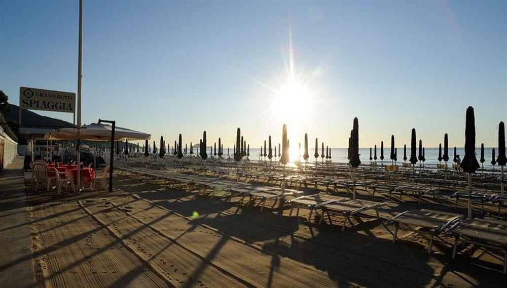 Grand Hotel Spiaggia อาลัสซิโอ ภายนอก รูปภาพ