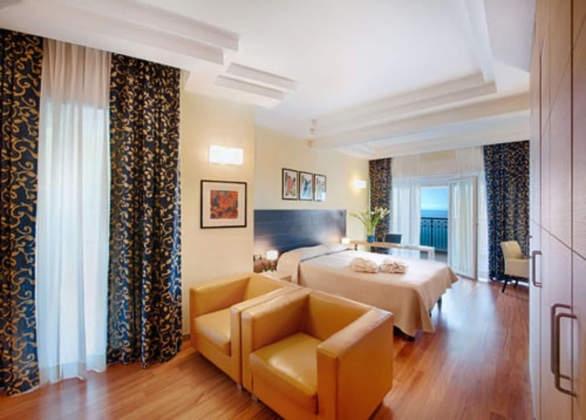 Grand Hotel Spiaggia อาลัสซิโอ ภายนอก รูปภาพ