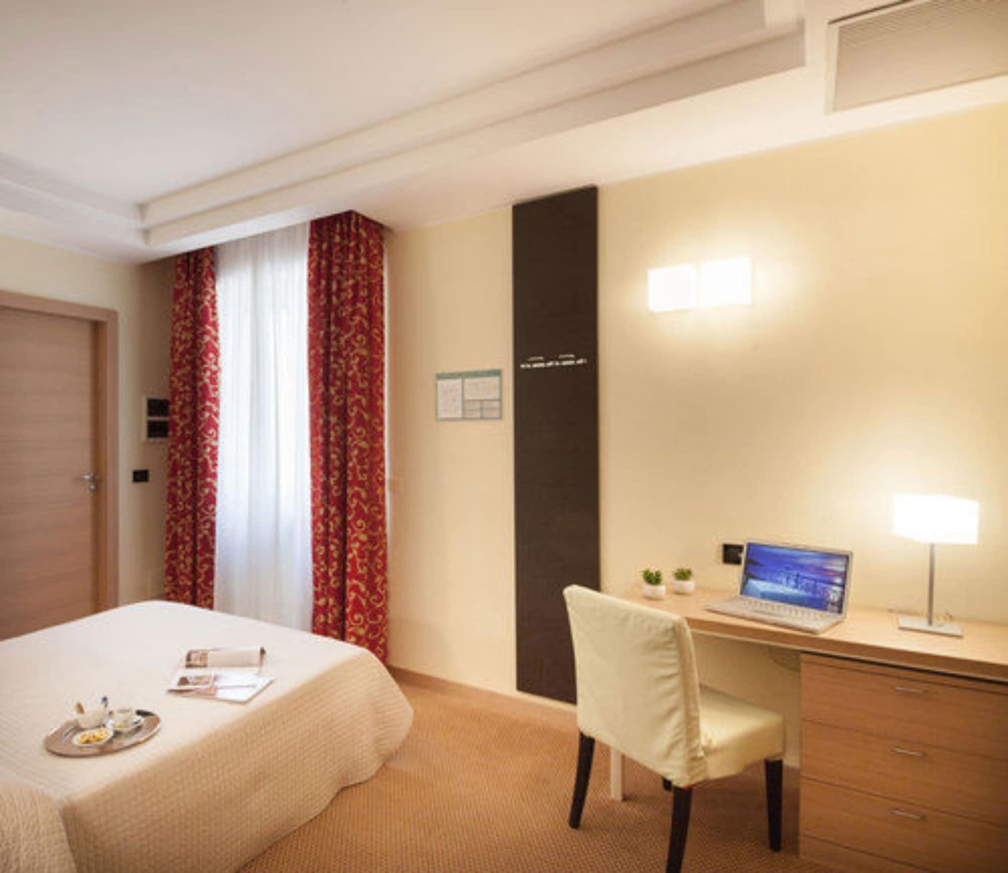 Grand Hotel Spiaggia อาลัสซิโอ ภายนอก รูปภาพ