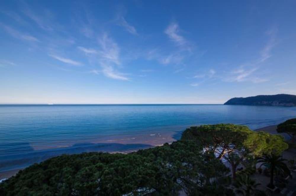 Grand Hotel Spiaggia อาลัสซิโอ ภายนอก รูปภาพ