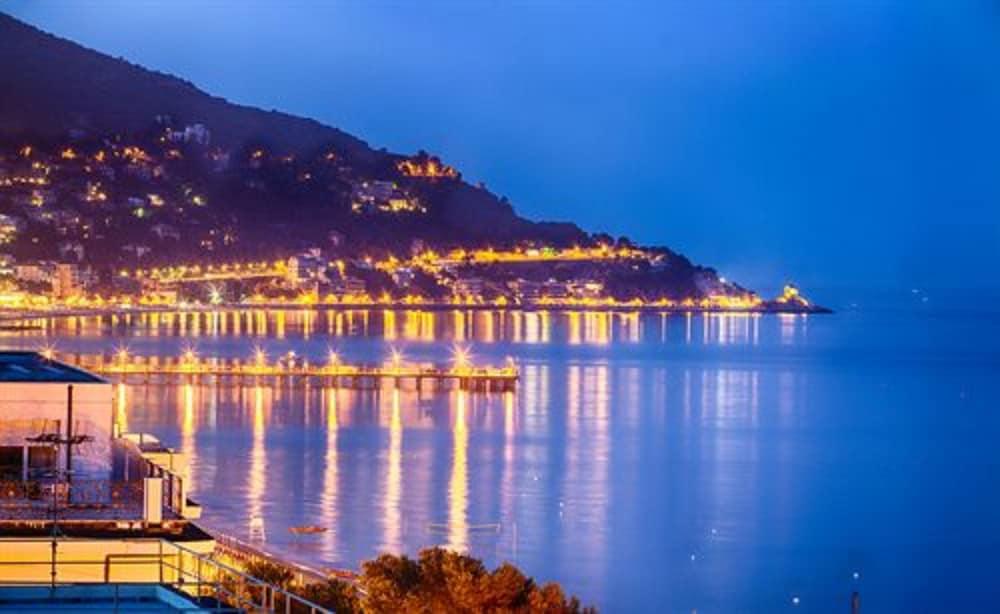 Grand Hotel Spiaggia อาลัสซิโอ ภายนอก รูปภาพ