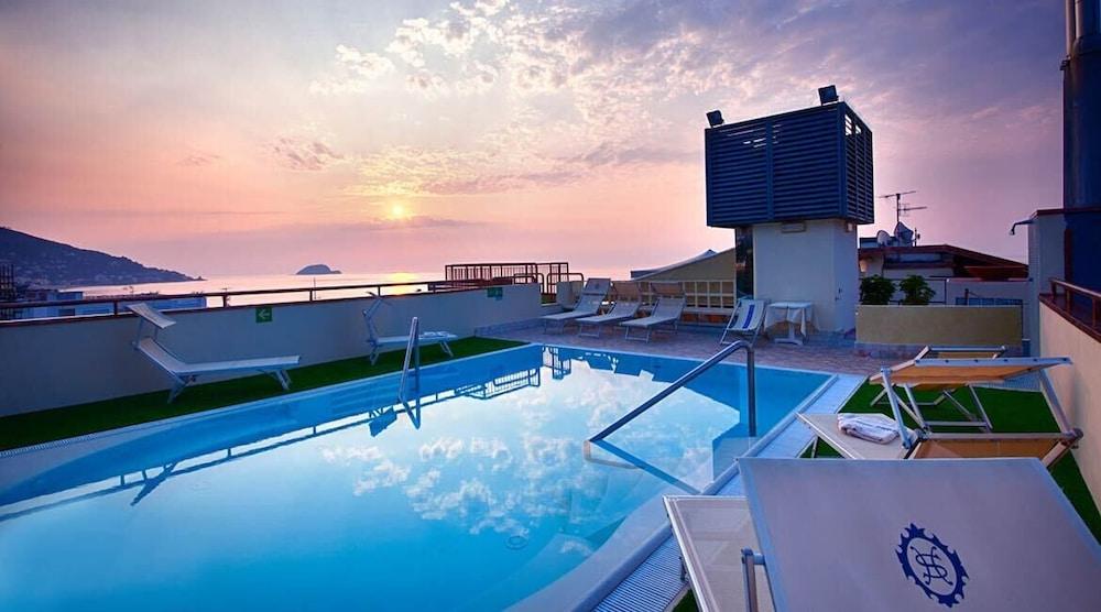 Grand Hotel Spiaggia อาลัสซิโอ ภายนอก รูปภาพ