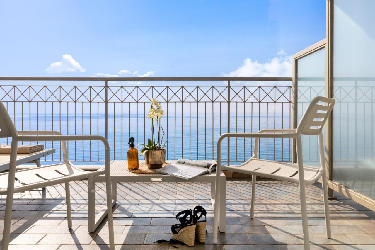 Grand Hotel Spiaggia อาลัสซิโอ ภายนอก รูปภาพ