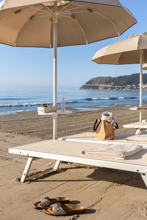 Grand Hotel Spiaggia อาลัสซิโอ ภายนอก รูปภาพ