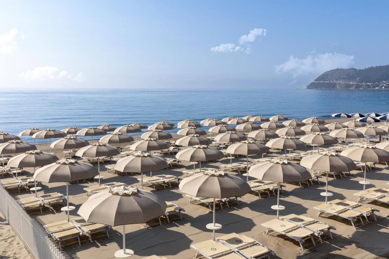 Grand Hotel Spiaggia อาลัสซิโอ ภายนอก รูปภาพ