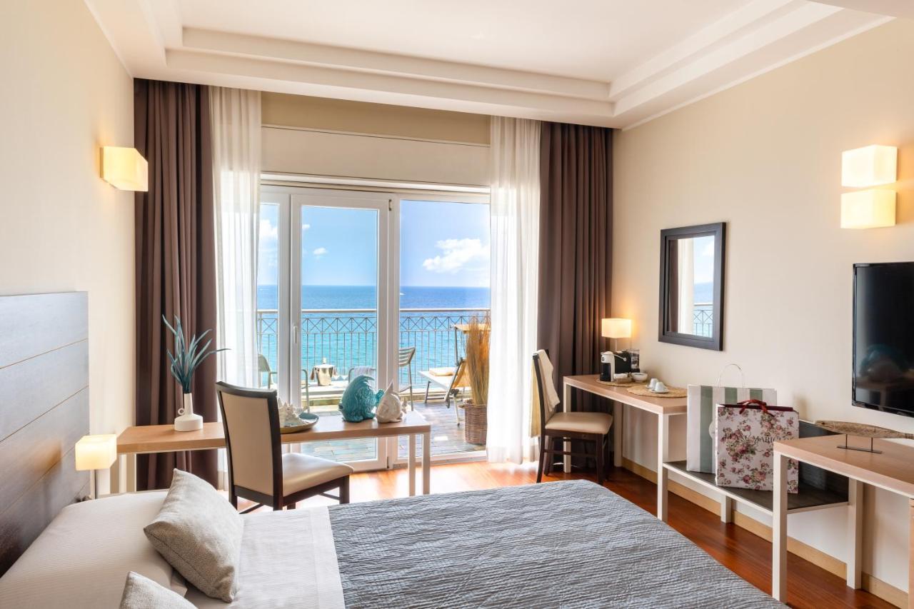 Grand Hotel Spiaggia อาลัสซิโอ ภายนอก รูปภาพ