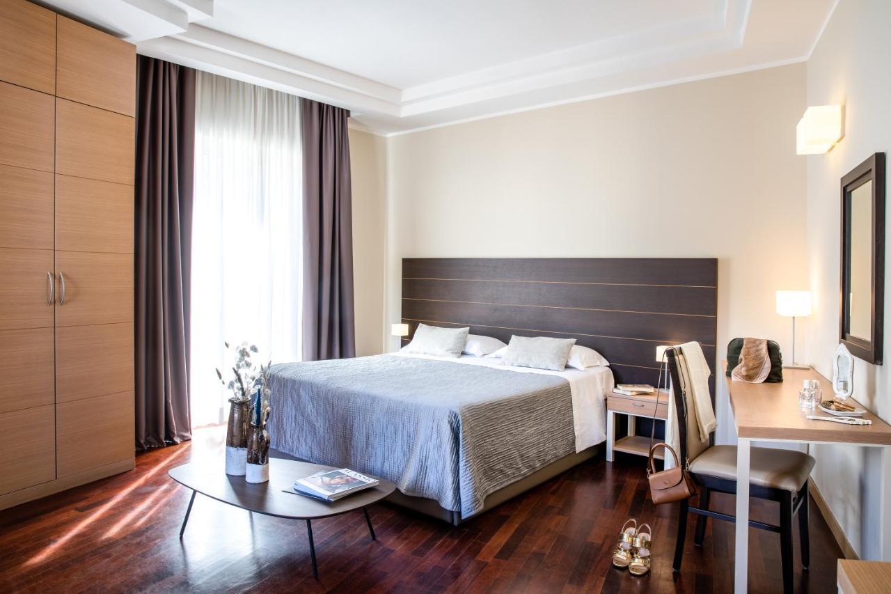Grand Hotel Spiaggia อาลัสซิโอ ภายนอก รูปภาพ