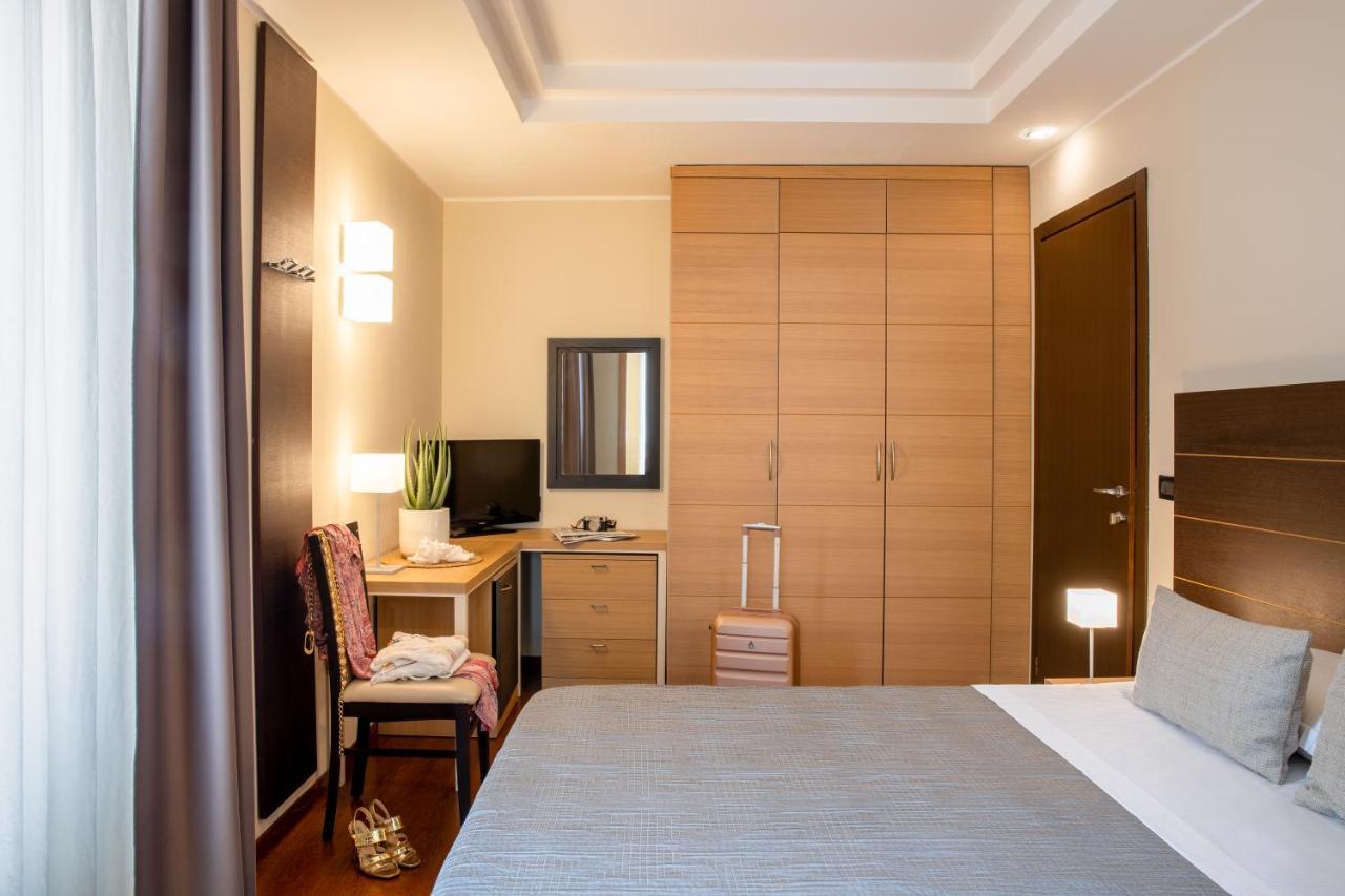 Grand Hotel Spiaggia อาลัสซิโอ ภายนอก รูปภาพ
