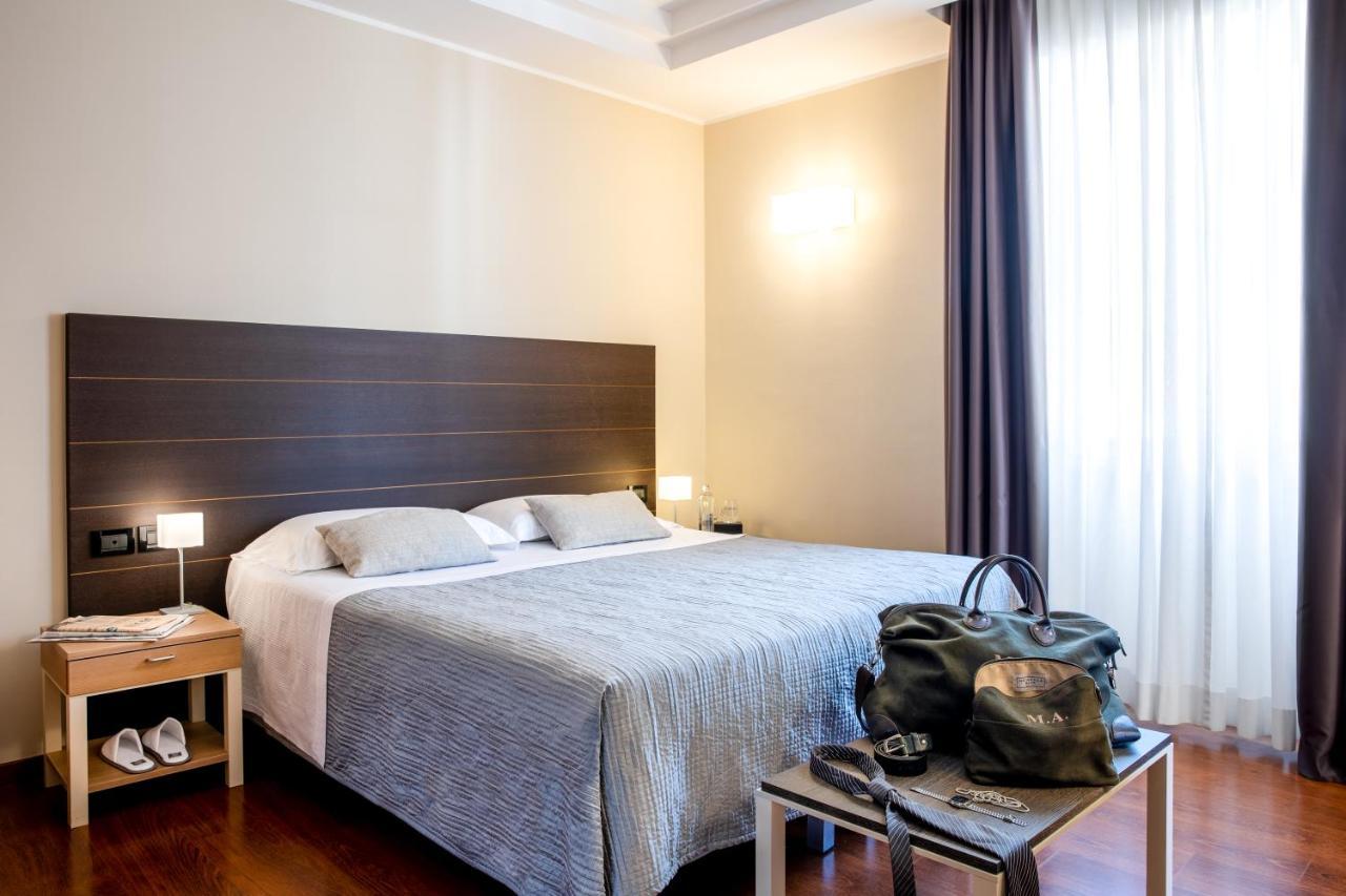 Grand Hotel Spiaggia อาลัสซิโอ ภายนอก รูปภาพ