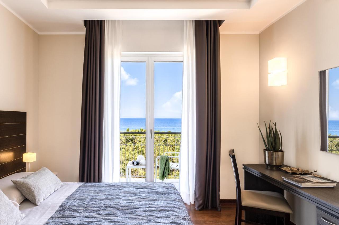 Grand Hotel Spiaggia อาลัสซิโอ ภายนอก รูปภาพ