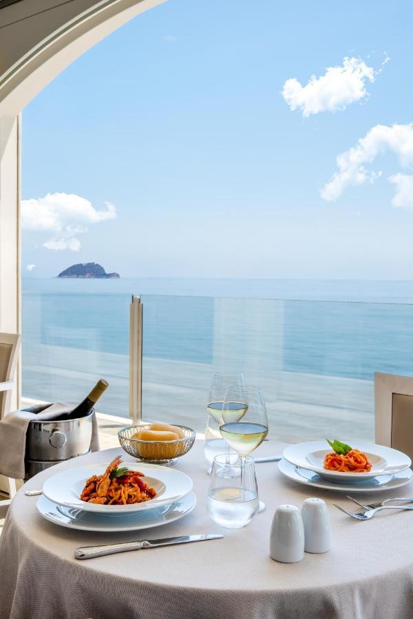 Grand Hotel Spiaggia อาลัสซิโอ ภายนอก รูปภาพ