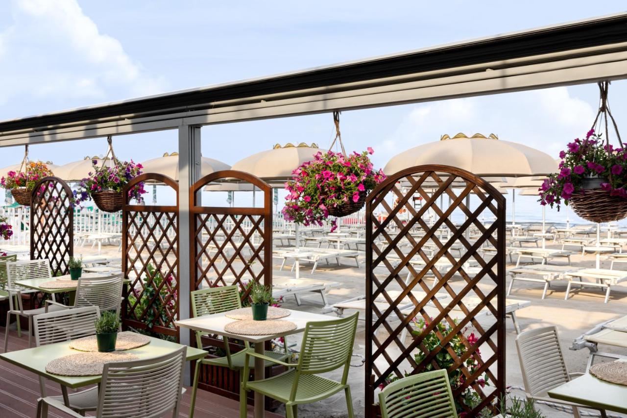 Grand Hotel Spiaggia อาลัสซิโอ ภายนอก รูปภาพ