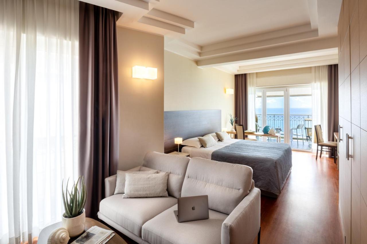 Grand Hotel Spiaggia อาลัสซิโอ ภายนอก รูปภาพ