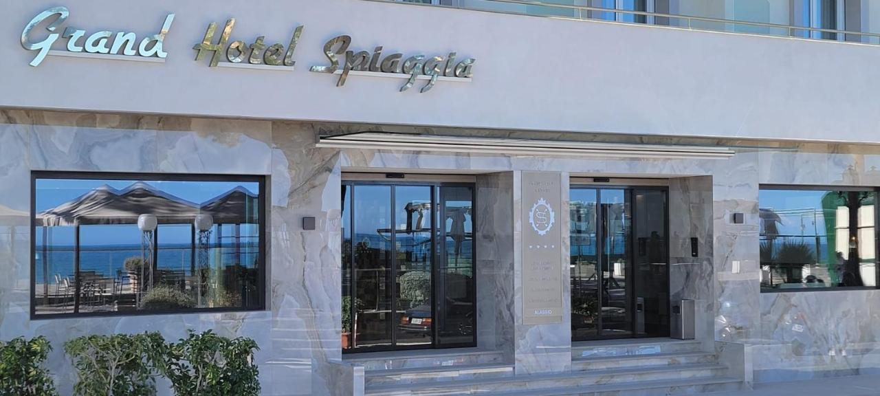 Grand Hotel Spiaggia อาลัสซิโอ ภายนอก รูปภาพ