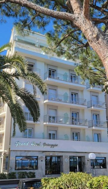Grand Hotel Spiaggia อาลัสซิโอ ภายนอก รูปภาพ