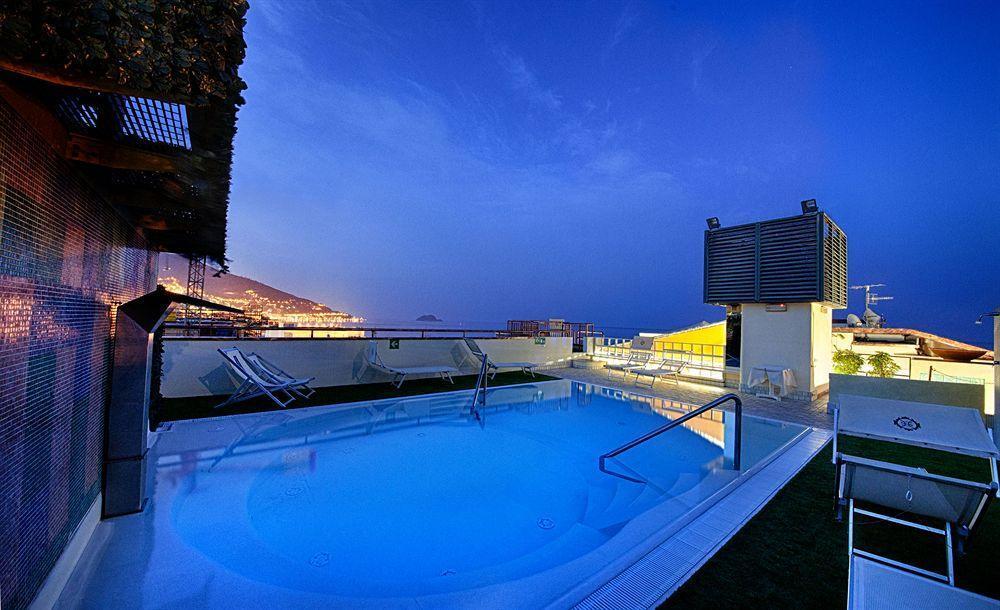 Grand Hotel Spiaggia อาลัสซิโอ ภายนอก รูปภาพ