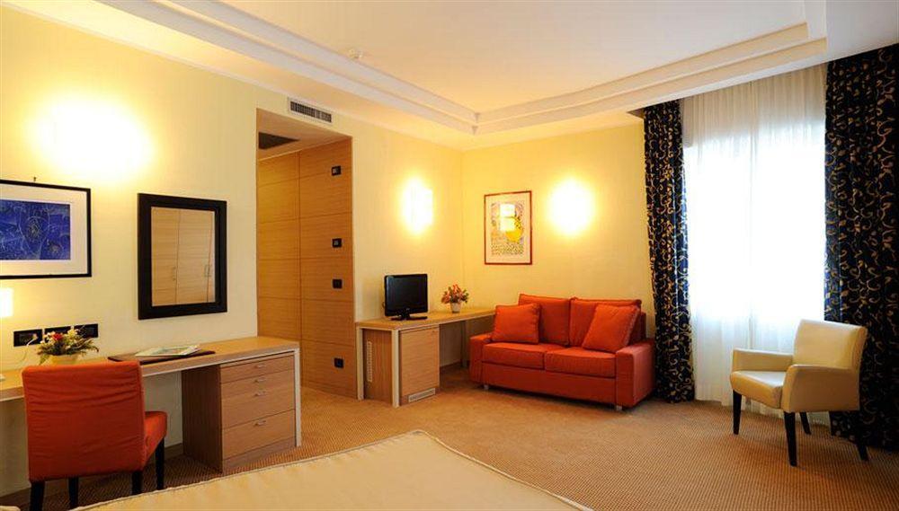 Grand Hotel Spiaggia อาลัสซิโอ ภายนอก รูปภาพ