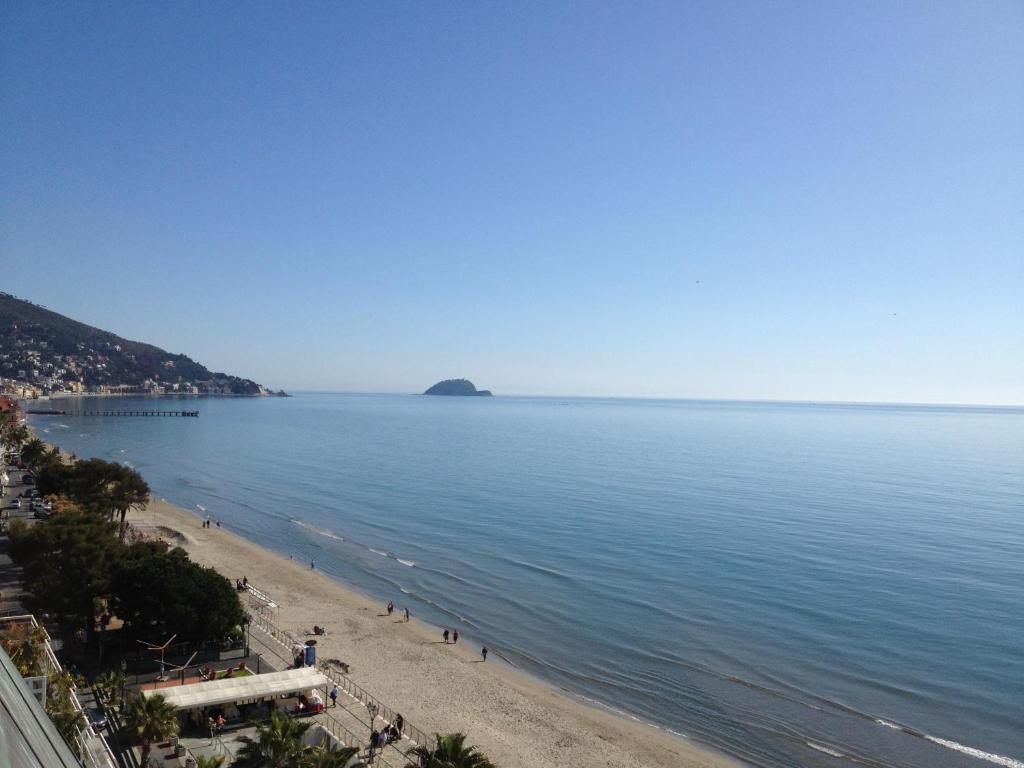 Grand Hotel Spiaggia อาลัสซิโอ ภายนอก รูปภาพ