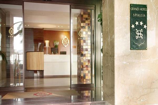 Grand Hotel Spiaggia อาลัสซิโอ ภายนอก รูปภาพ