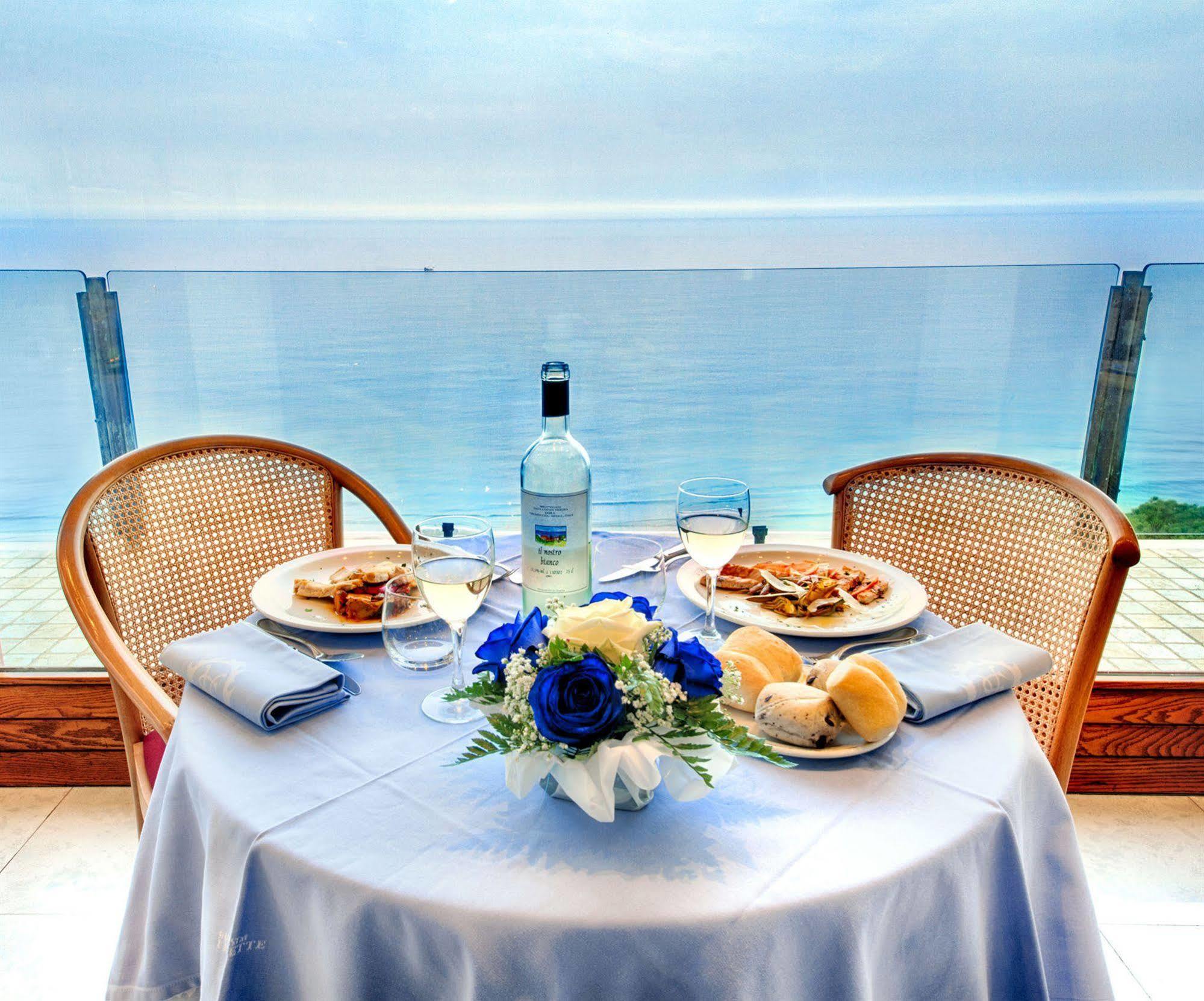Grand Hotel Spiaggia อาลัสซิโอ ภายนอก รูปภาพ