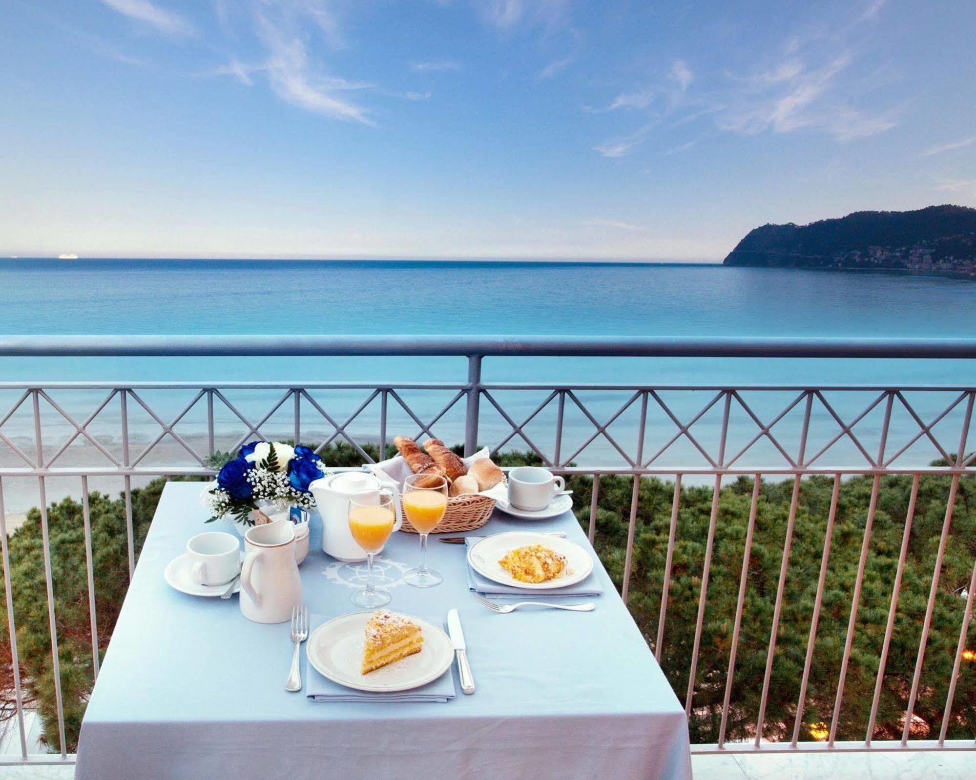 Grand Hotel Spiaggia อาลัสซิโอ ภายนอก รูปภาพ