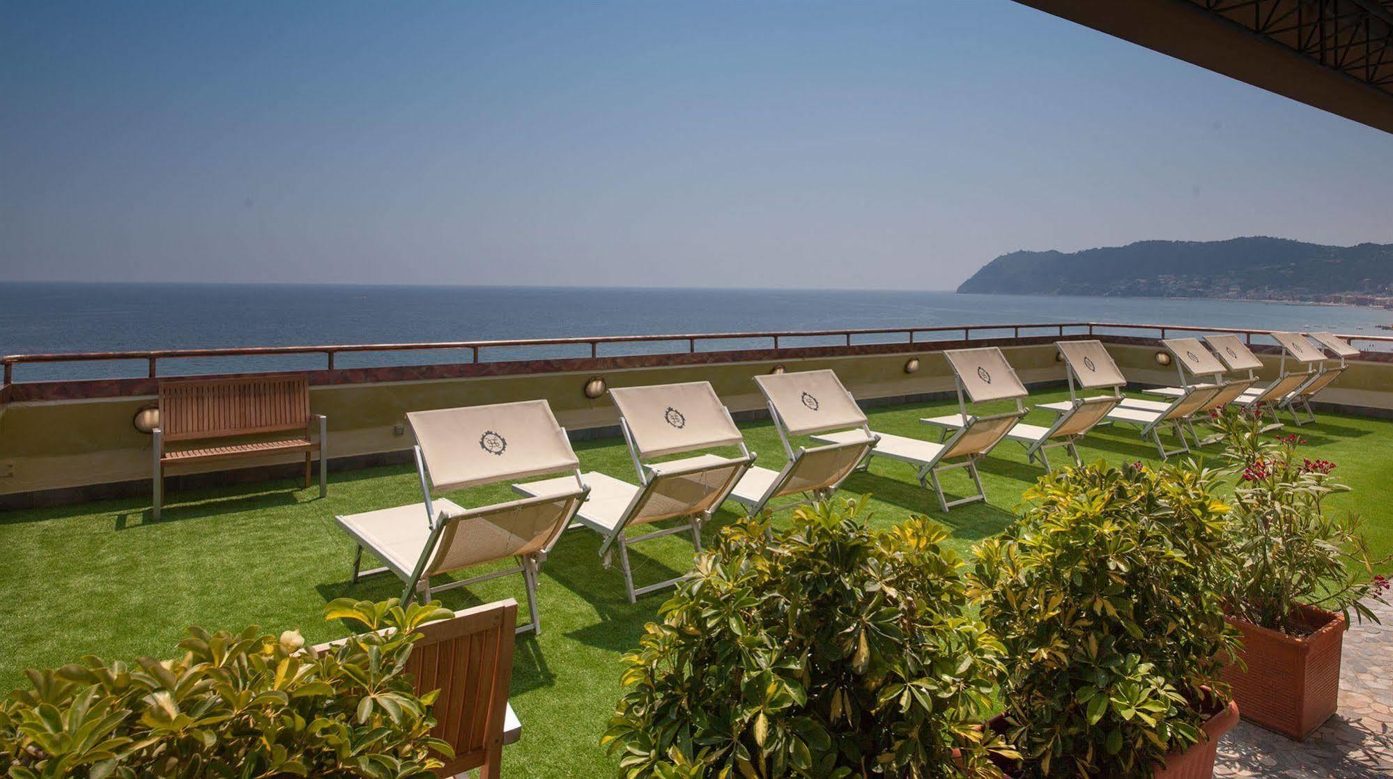 Grand Hotel Spiaggia อาลัสซิโอ ภายนอก รูปภาพ