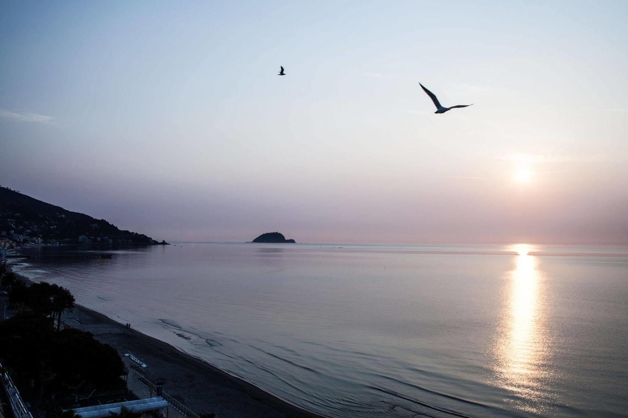 Grand Hotel Spiaggia อาลัสซิโอ ภายนอก รูปภาพ